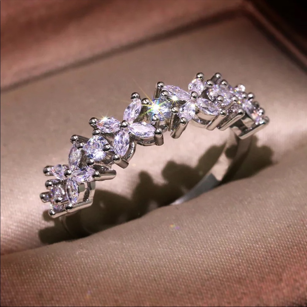 New Women’s 925 Silver Beautiful Flowers Diamond Ring - Picture 5 of 5
